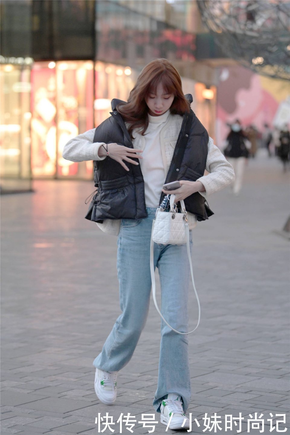 时髦|街拍:初冬时节搭配牛仔裤,保暖时髦还显高级
