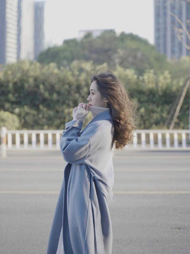保暖 冬日的寒冬腊月,必备的雾霾蓝大衣,能让你保暖时尚有气质