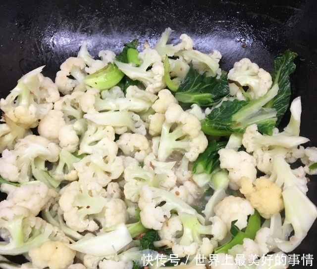 油渣香葱炒花菜，家常小炒，咸香入味