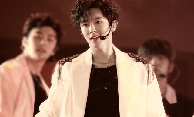 难怪|618晚会UNINE和THE9用一套麦赵小棠佩戴李汶翰话筒,难怪出问题