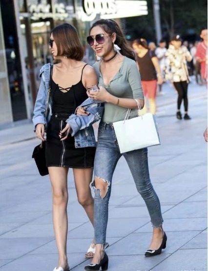 v领 浅绿色V领T恤搭配牛仔裤,简约时尚,又显女人味