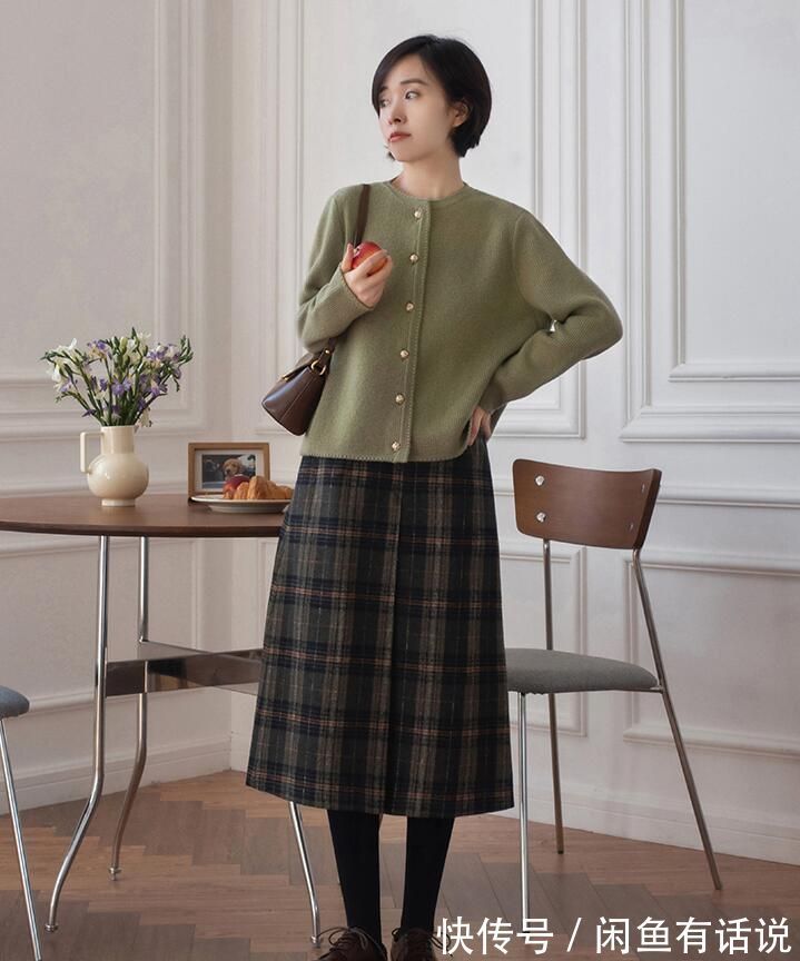格纹|40岁女人别刻意扮嫩,学70后博主穿“格纹裙+毛衣”,优雅又减龄