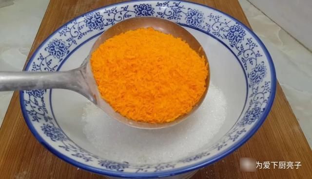 椰蓉酥|2个鸡蛋，半斤面粉，不蒸馒头不烙饼，酥到掉渣，看着就流口水了