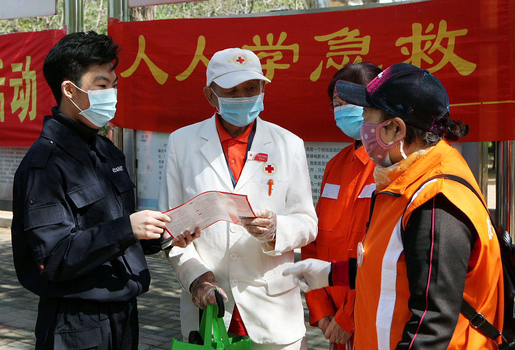 不治|心跳骤停要立即放血急救儿子看微信给68岁父亲放血,不治身亡