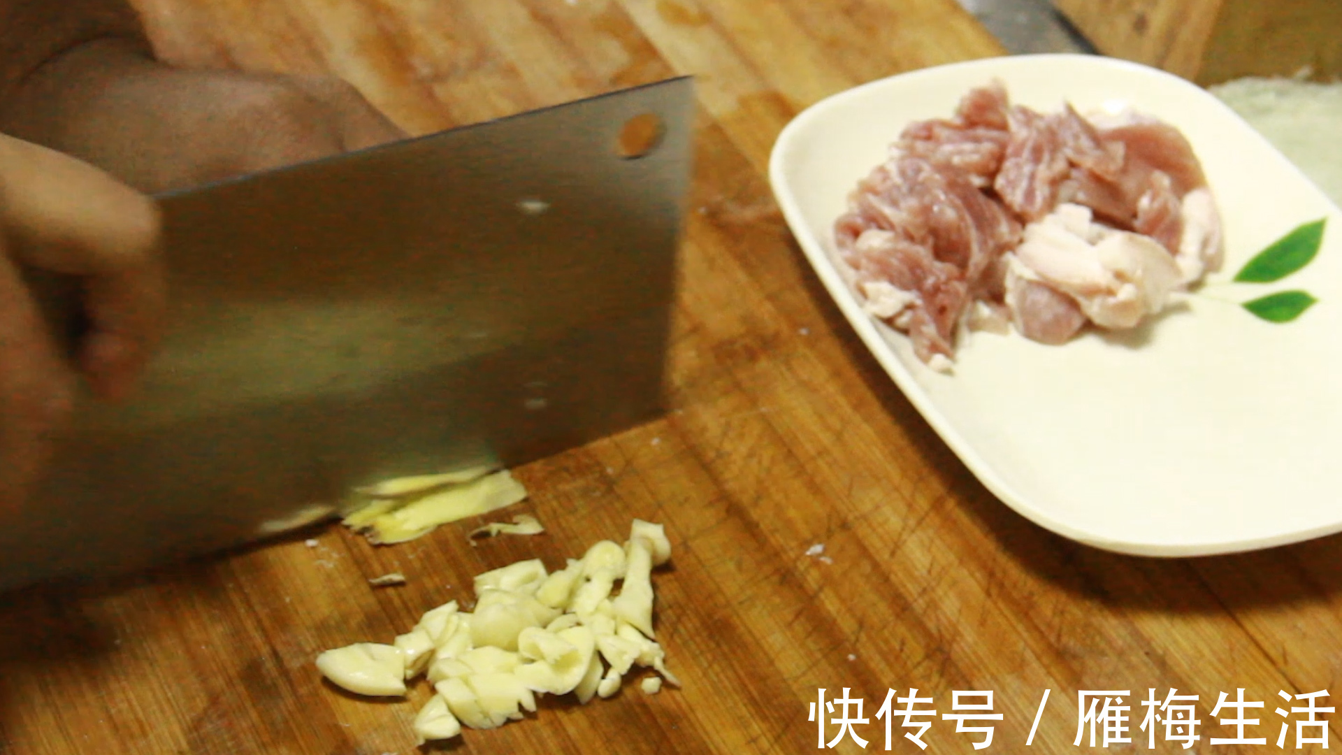 为啥很多饭店把芹菜炒杏鲍菇当做招牌菜试着炒一次,真能吃上瘾