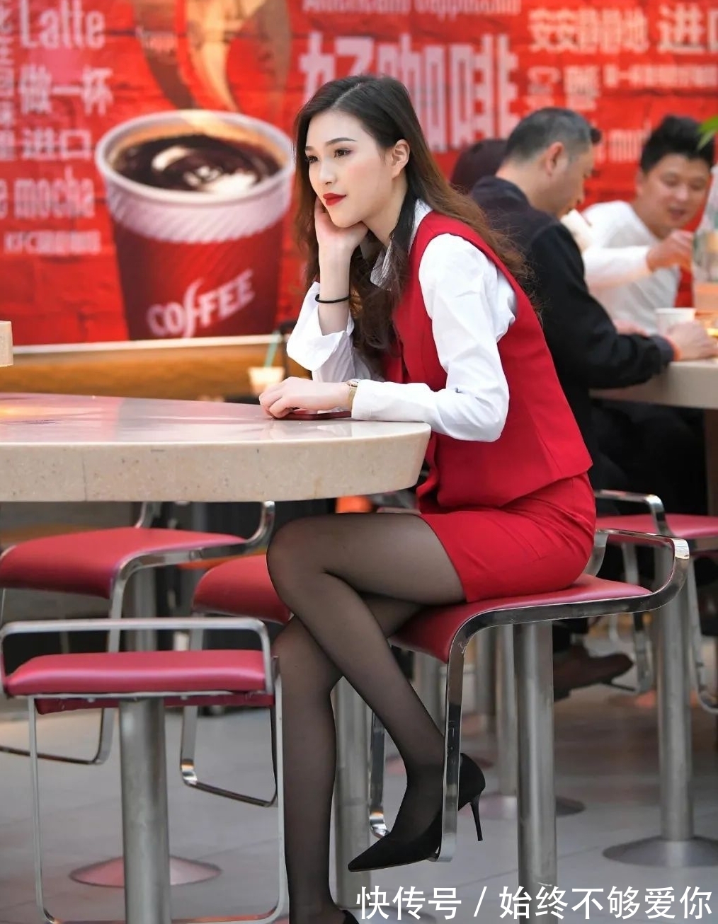 职业装 美女穿大红色职业装,搭配黑色尖头细跟鞋,时尚漂亮还展现气质