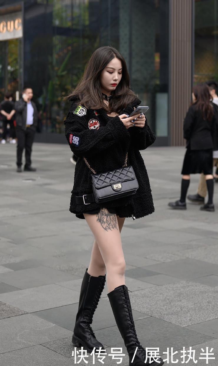 颀长|美女冬天穿高筒靴搭配肉色丝袜,时尚保暖还凸显美腿颀长