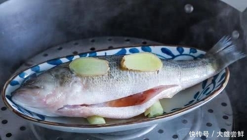 做清蒸鱼时,有人放盐,有人放酱油,都不对,这么做肉嫩更入味!