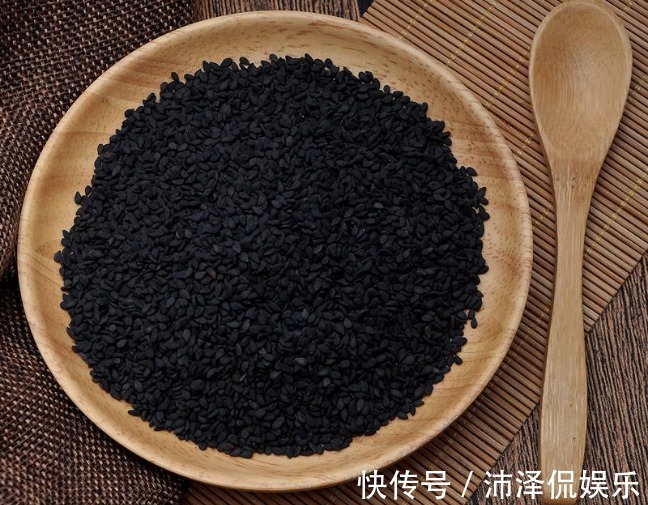 乌黑|一个美容美发的秘方,只需一种常见的食材,吃对方法年轻不显老