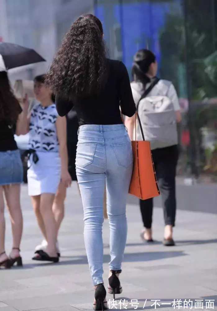 街拍 街拍美女:卷发大耳环的小姐姐,举手投足尽显成熟魅力