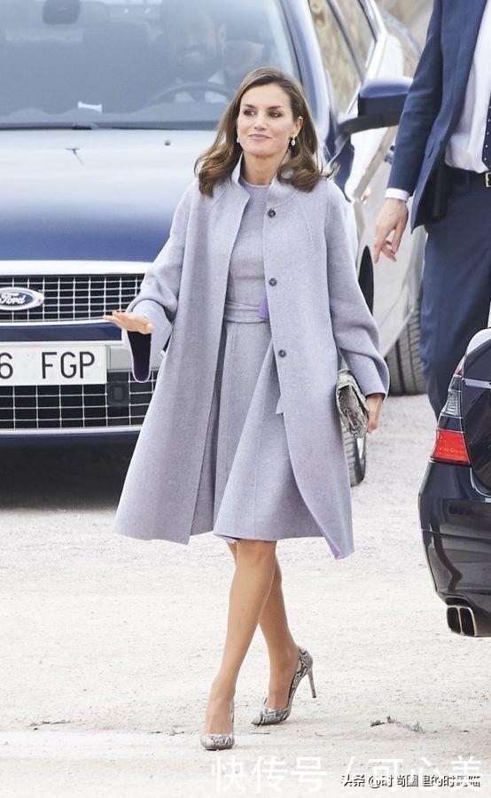 被西班牙王后高级感撩到，黑大衣配绿裙显高雅女人味，太会穿了！