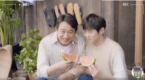 继黄磊何炅老友记海报，兄妹三人海报出炉，张子枫颜值越来越好看