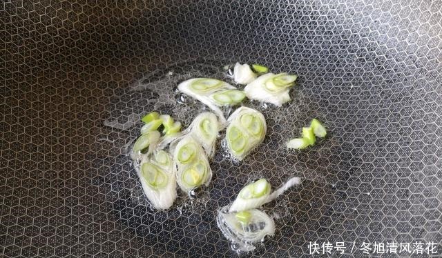  一块腊肉，一把蚕豆，放锅里爆炒后，满满都是高级的味道