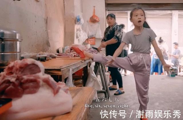 小女孩|妈妈摊前卖猪肉，女儿摊后跳芭蕾惹群嘲：穷人家女孩还想当凤凰？