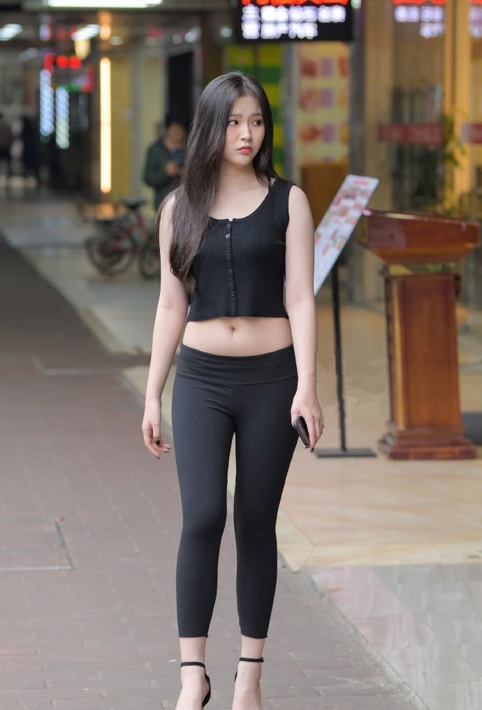 紧身|街拍吸睛丰盈的紧身打底裤美女,修饰出身材的曲线美