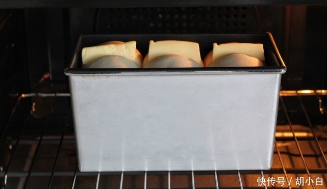 发酵|吐司面包的经典做法,无需加蛋组织细腻柔软,奶香浓郁值得等待!