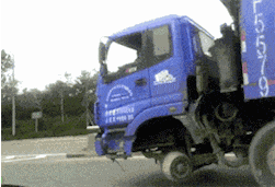 |搞笑GIF：太尴尬了 吓得我赶紧关上了门