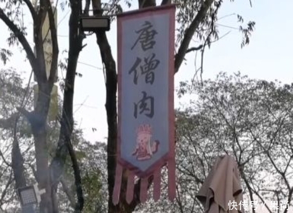 八戒|八戒跟悟空摆摊烤串,看见旁边挂的牌子,路人:这串多贵也得买