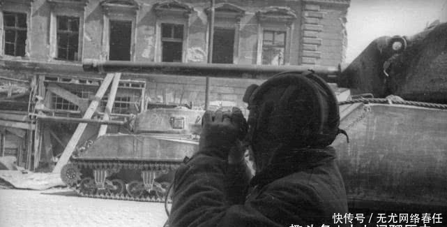 德军|1945年苏军旧照,高射炮当榴弹炮,炮口抵在德军面前轰击