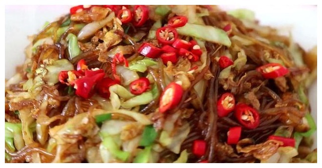 包菜和粉条放在一起,简单一做,比吃肉还香,超简单