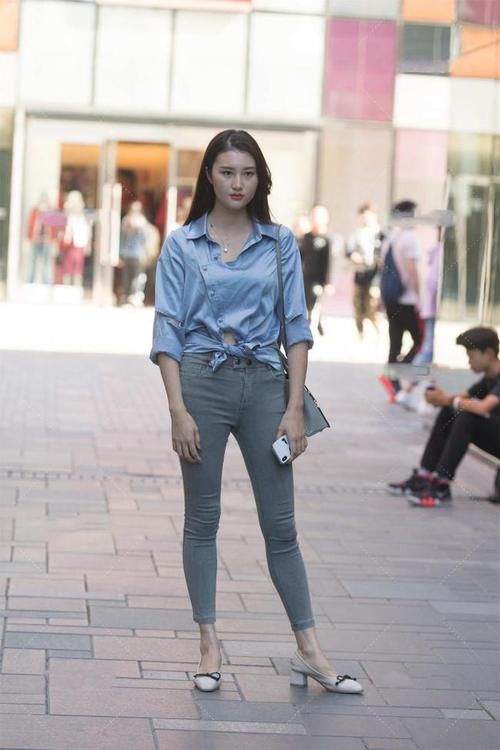 设计感十足的衬衫，冰丝面料看起来很高级，搭配牛仔裤就行