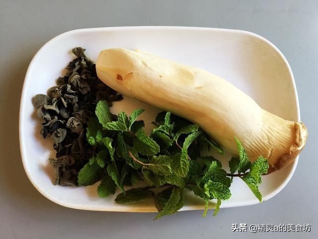 吃肉|“苦夏”时节，这道菜不要错过，酸辣鲜香，简单一拌比吃肉香多了