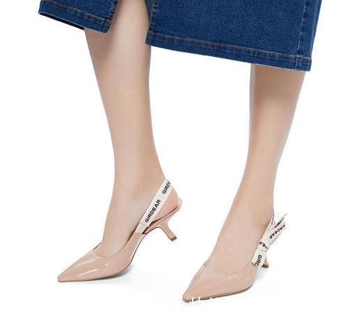尖头高跟鞋 纤细的尖头高跟鞋,将双脚修饰的格外瘦长,展露女性性感魅力