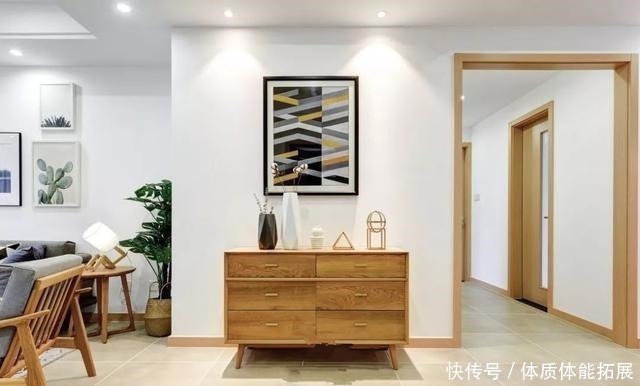 正对客|入户见厅的户型,玄关就该这样设计,不占地方又显得整齐,挺实用!