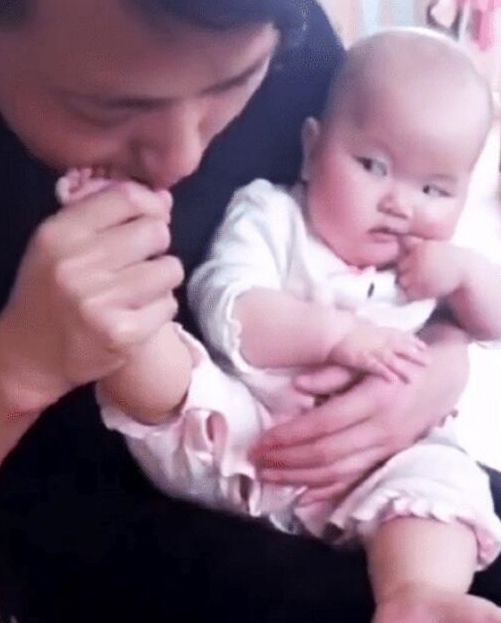 宝宝|爸爸啃宝宝脚丫子,孩子嫌弃表情让人笑喷,网友绝对是真爱