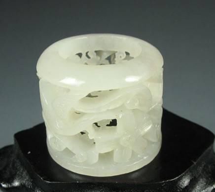 爱新觉罗|男人戴价值上亿乾隆扳指,专家呼吁给国家,男子知道我是谁吗