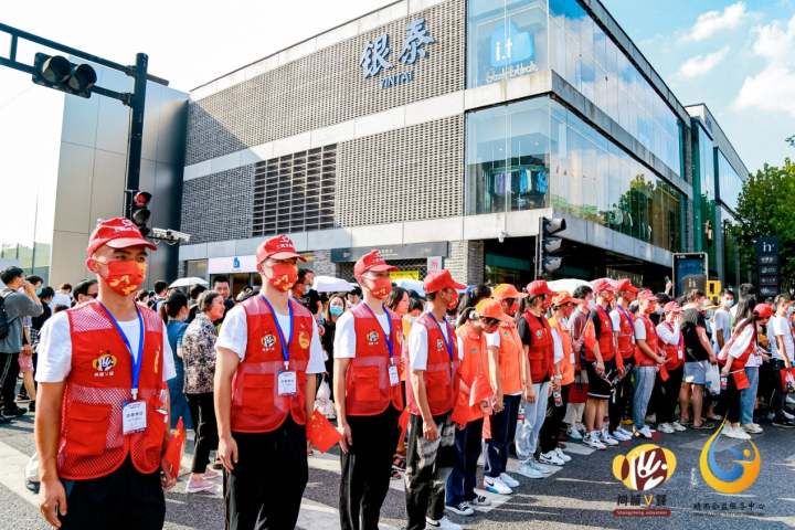 浙江交通职业技术学院|湖滨“最美人墙”国庆如约而至 上城这抹“志愿红”很暖心