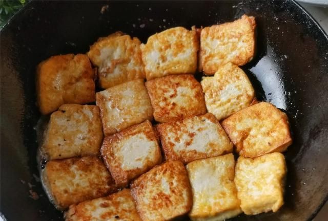 小窍门|家常豆腐的做法,教你小窍门,豆腐金黄不碎还入味,没有肉也好吃