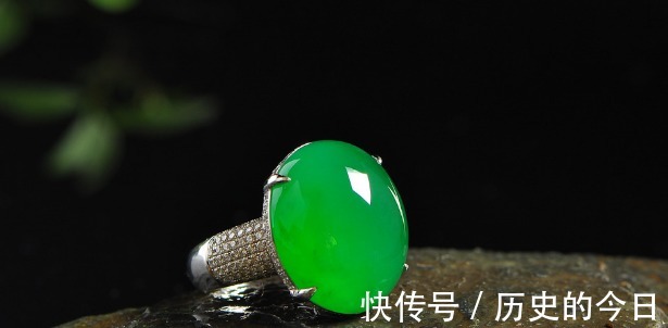 翡翠戒指 到底应该怎么样，挑选到合适自己的翡翠戒指一起来了解吧！