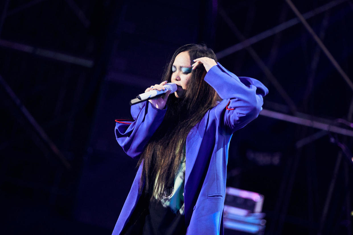 张惠妹穿衣真胆大,穿一件斗篷式外套个性十足,意外精致优雅