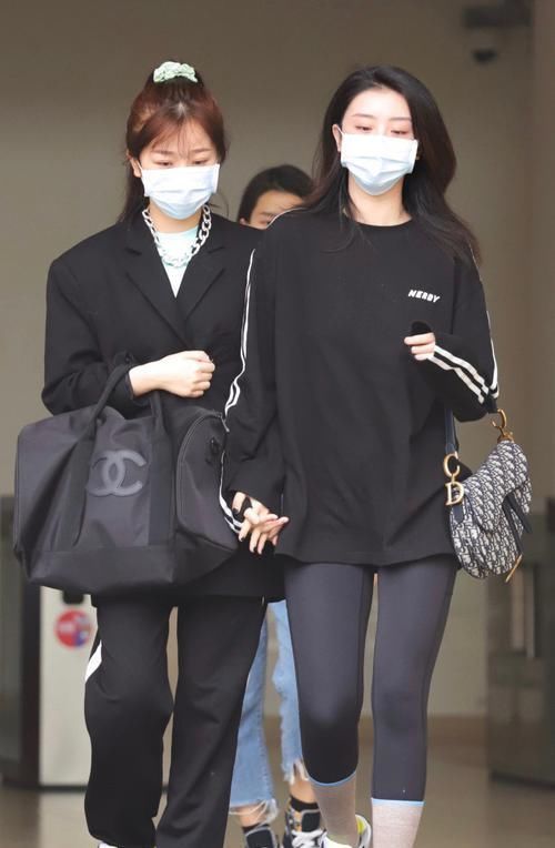 赵小棠穿豹纹短裙加大背头，满满的御姐范儿，没想到身材这么好！