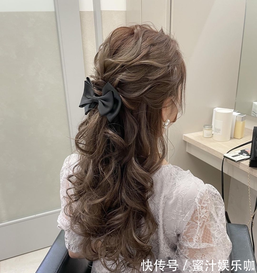 流行发型 大波浪半扎发利落短发,流行发型有多美?让人越看越想剪