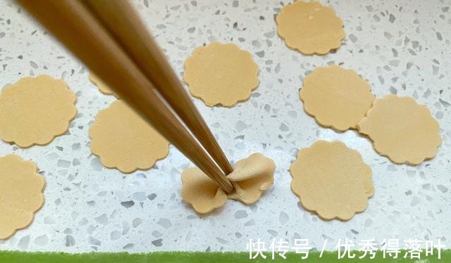 孩子挑食不爱吃饭，试试彩色蝴蝶面营养美味易消化，自己做真简单！