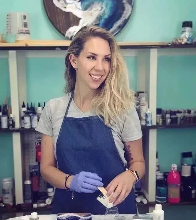 夏威夷$从没学过美术的她,用简单粗暴技法画画,让她成为了百万富豪