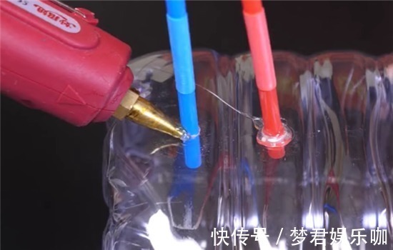 浇水|空油桶不要扔,在上面插两根吸管,放在阳台上,全家人都要抢着用