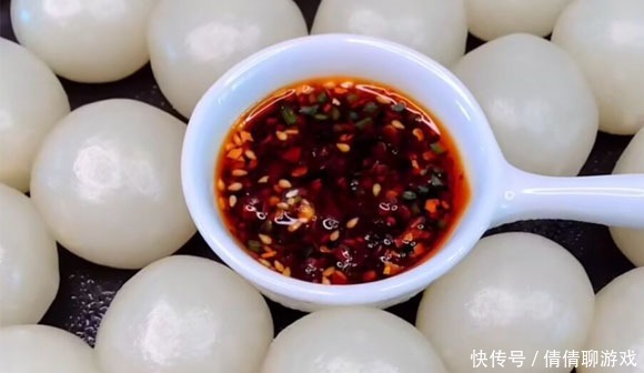 年后我家常做这个吃,不煎不炒,上锅一蒸,配蘸料吃,香