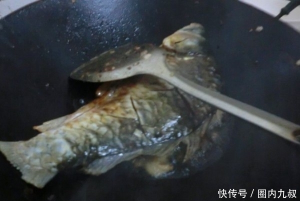 鸡蛋|鲫鱼炖豆腐的最简单做法,汤汁浓郁奶白,鱼肉鲜嫩不粘锅,吃不够