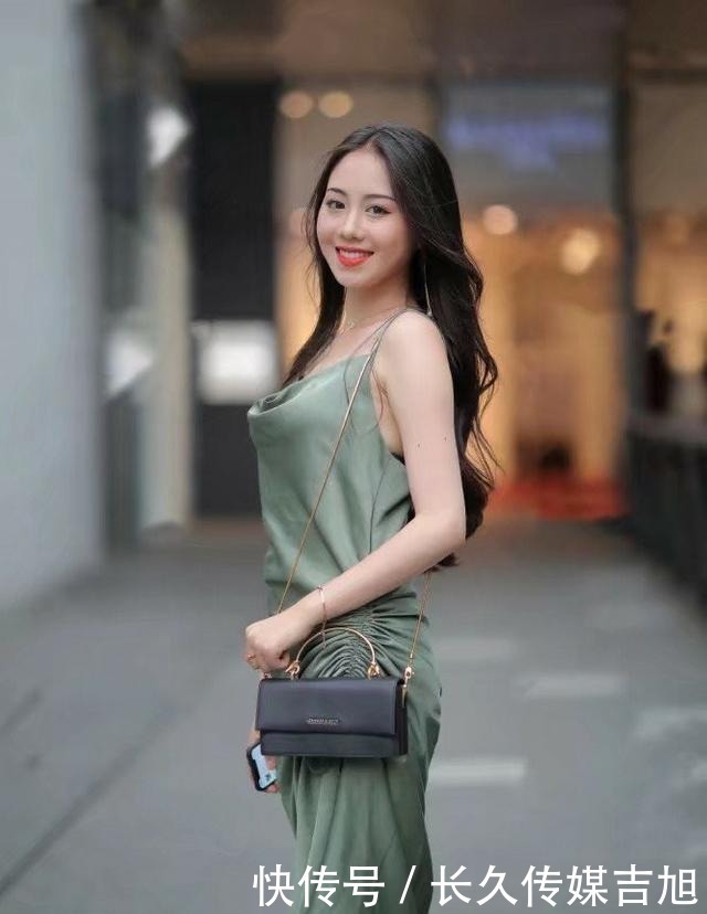 甜美的美女，一袭吊带裙，尽显清新靓丽