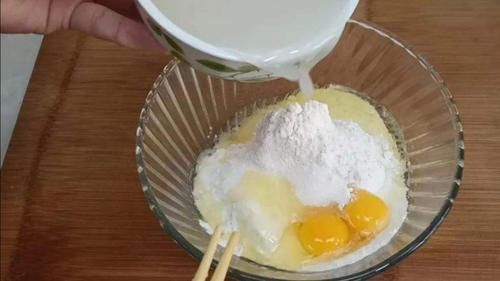 炸油条时,切记“1忌2放”窍门,出锅比手臂还粗,10小时不回软!