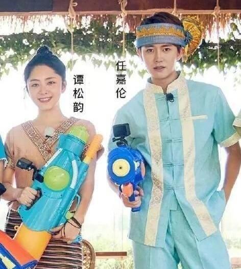 任嘉伦谭松韵去何炅咖啡店从不付钱,八个字打发服务员,笑翻大家