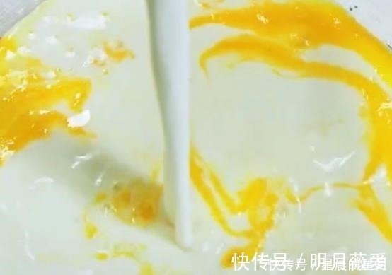 搅拌均匀|鲜奶饼的制作方法,如坠云雾般的味道,让您无法止步!