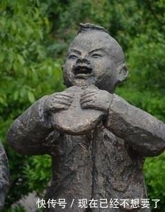 要排队才能吃得上的烧饼,不仅仅是个头大