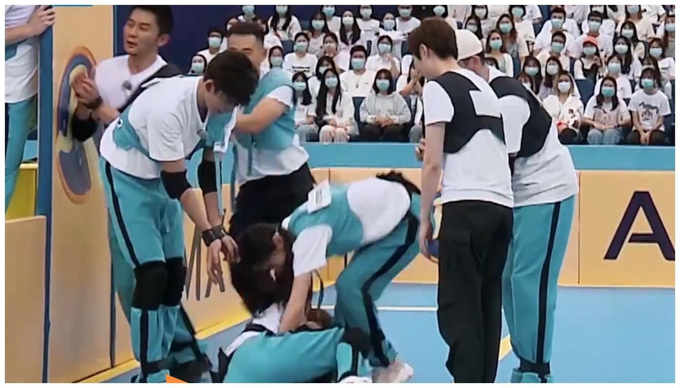 张含韵玩游戏真是拼，杨颖都自愧不如，女汉子形象算是人尽皆知了