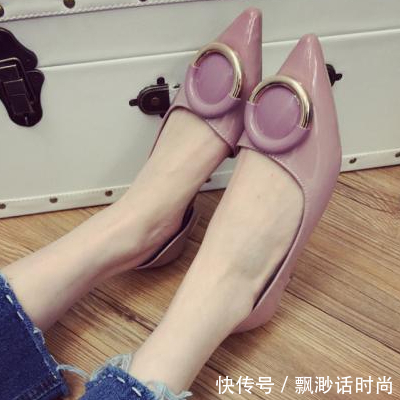 高跟鞋不吃香了,这款“奶奶鞋”又火了,上脚百搭又时髦!