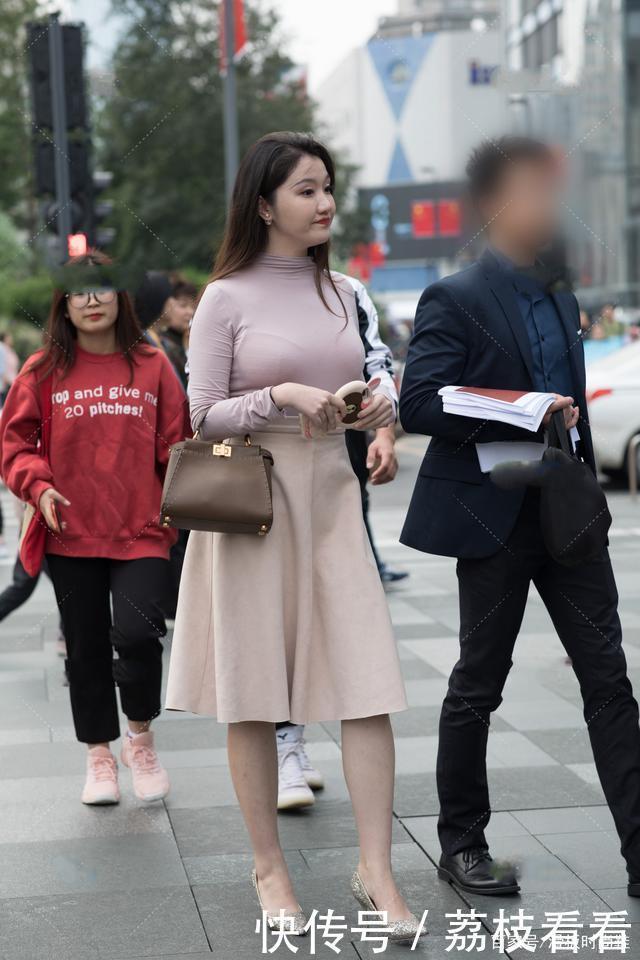 上衣 淡紫色上衣搭配大摆A字裙,温婉秀气,打造知性淑女风