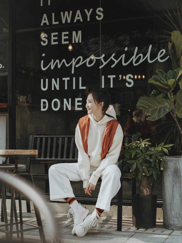 卫衣 卫衣下装别配裙子,太土气了,今年流行这6种搭配,时髦又洋气